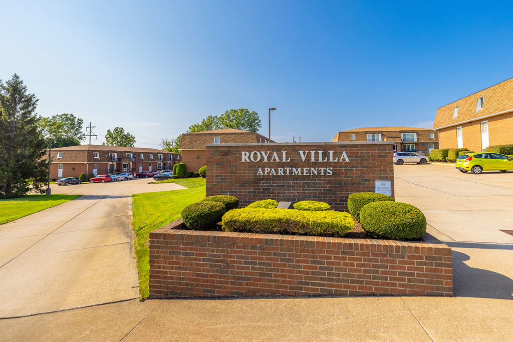 Royal Villa community sign