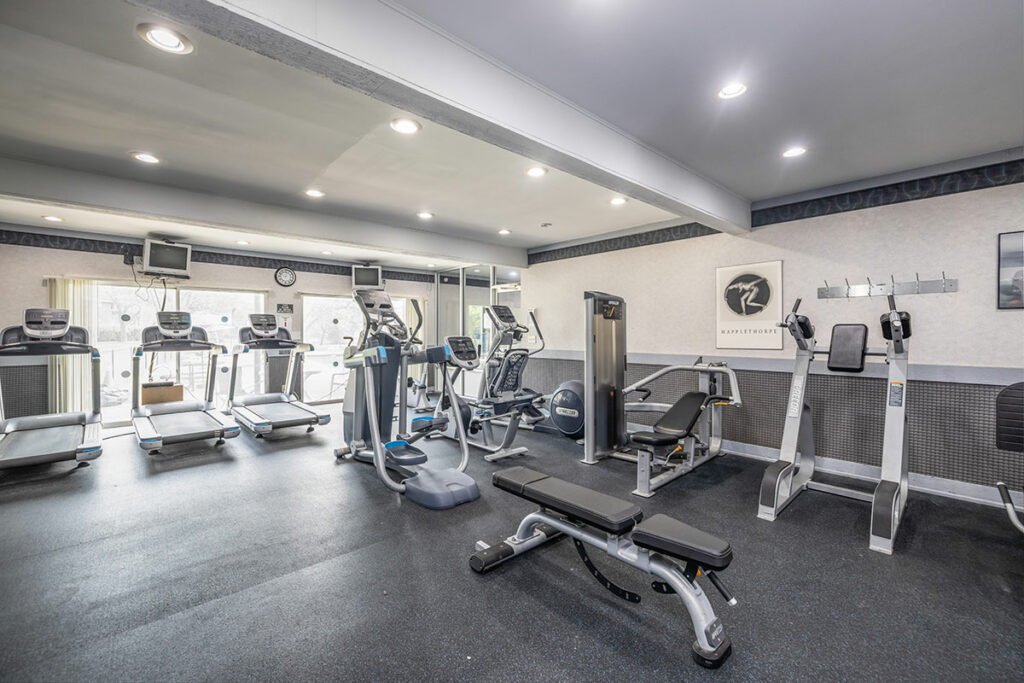 The fitness center is well-equipped and designed to accommodate a diverse range of exercise routines, catering to the needs of both beginners and seasoned fitness enthusiasts.